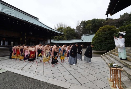 靖国神社で奉納大相撲、白鵬と日馬富士が土俵入り披露