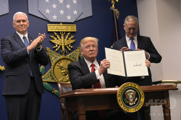 トランプ大統領、米軍の「偉大なる再建」目指す大統領令に署名
