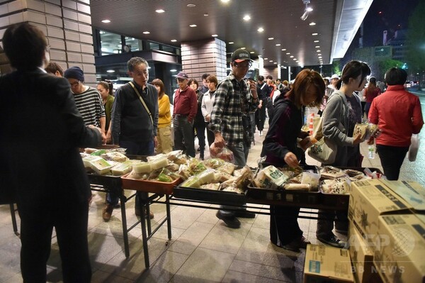 地震続く熊本、市役所で食料受け取る市民ら