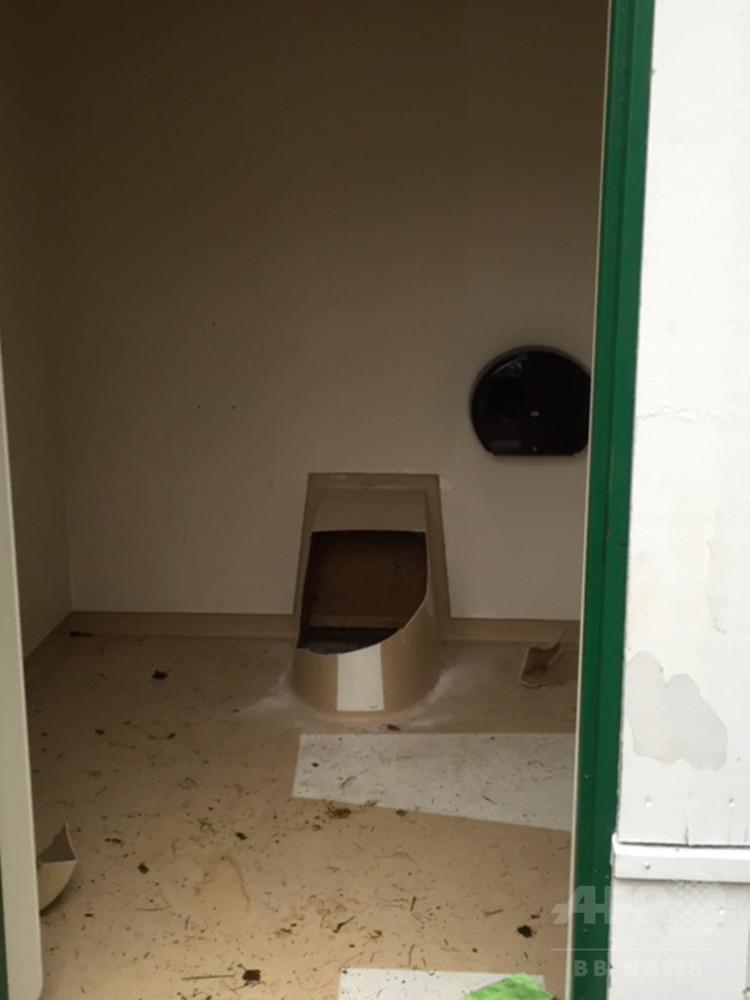 友人の携帯が落ちた！ くみ取り式トイレの便槽に突入 ノルウェー 写真3枚 国際ニュース：AFPBB News