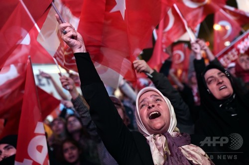 トルコ国民投票、改憲賛成派が僅差で勝利 反対派は異議 トルコ国民投票、改憲賛成派が僅差で勝利 反対派は異議
