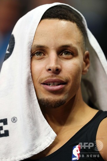 NBAスター選手のカリー、車3台絡む多重事故に遭遇 けがなし NBAスター選手のカリー、車3台絡む多重事故に遭遇 けがなし