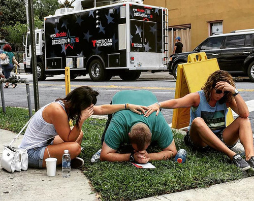 フロリダのゲイクラブ銃撃、死者50人 米史上最悪の銃乱射事件に フロリダのゲイクラブ銃撃、死者50人 米史上最悪の銃乱射事件に