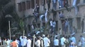 動画：壁よじ登り大胆すぎるカンニング、インド