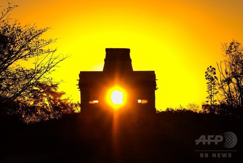 春分の日 マヤ文明の神殿に昇る太陽 メキシコ 春分の日 マヤ文明の神殿に昇る太陽 メキシコ