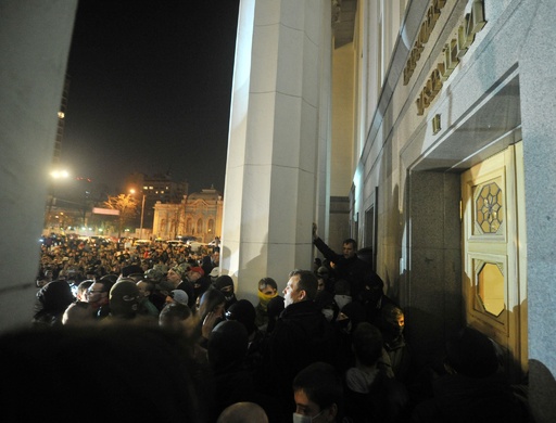 ウクライナ国会前に極右数百人、幹部「射殺」で内相辞任を要求