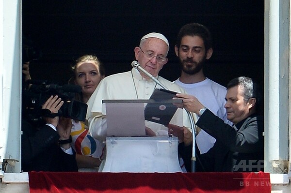法王、祈りの最中にタブレット端末操作 祭典への登録呼びかけ