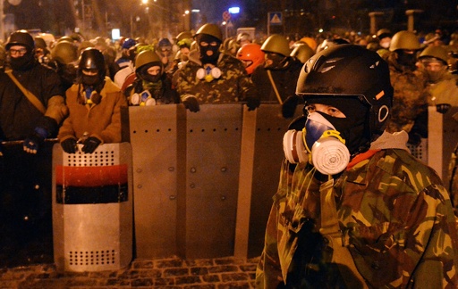 流血のウクライナ反政権デモ、過激化の裏に謎の右翼集団