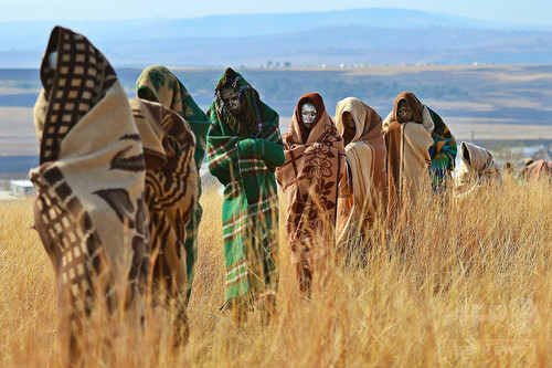 成人儀礼で少年32人が死亡、150人以上が入院 南ア