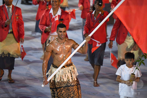 リオ開会式に上半身裸で登場したトンガ旗手、冬季五輪挑戦へ リオ開会式に上半身裸で登場したトンガ旗手、冬季五輪挑戦へ