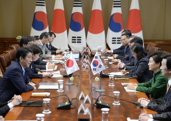 安倍首相と朴大統領が初会談、慰安婦問題の交渉加速で一致
