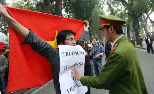 ベトナムの中国大使館前でデモ　南沙・西沙諸島領有問題