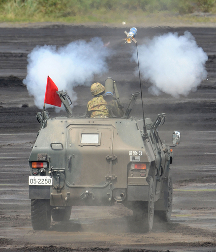 陸上自衛隊が東富士演習場で射撃訓練、静岡