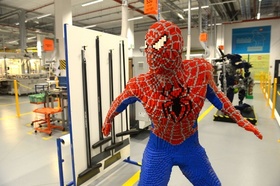 スパイダーマンが登場！チェコの「レゴ」工場