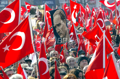 トルコ国会がスカーフ容認の改憲案可決、世俗派は抗議デモ トルコ国会がスカーフ容認の改憲案可決、世俗派は抗議デモ