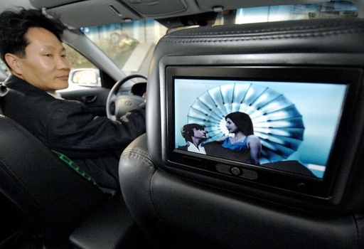 テレビ見ながらタクシー運転はＯＫ、ソウル行政裁