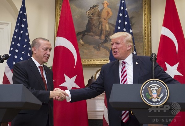 米・トルコ大統領が会談、クルド問題で対立も友好演出