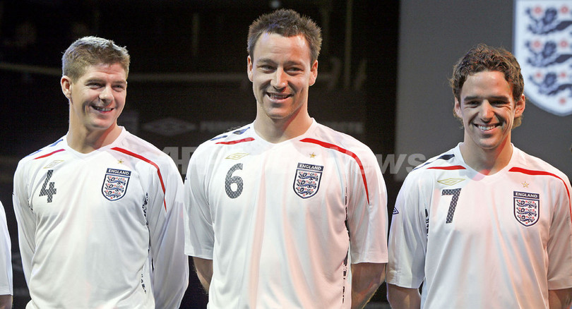 ＜サッカー 親善試合＞イングランド代表 新ユニフォームを発表 - 英国 写真6枚 国際ニュース：AFPBB News