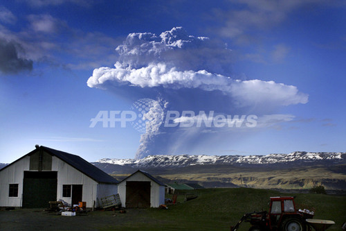 アイスランドで最も活発な火山が噴火、同国最大の国際空港が閉鎖 アイスランドで最も活発な火山が噴火、同国最大の国際空港が閉鎖