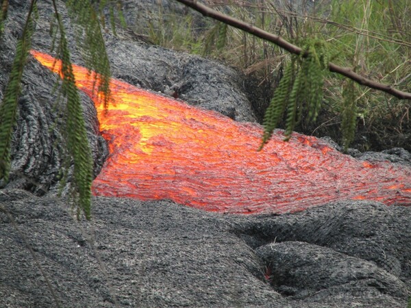 キラウエア火山の溶岩流で民家が焼失、米ハワイ