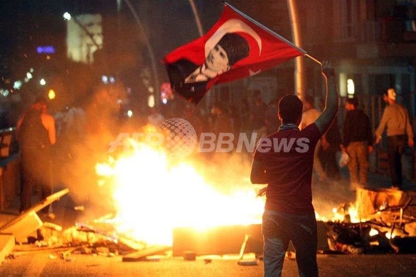 トルコ反政府デモで男性が撃たれ死亡、全土の死者2人に 現地報道 トルコ反政府デモで男性が撃たれ死亡、全土の死者2人に 現地報道