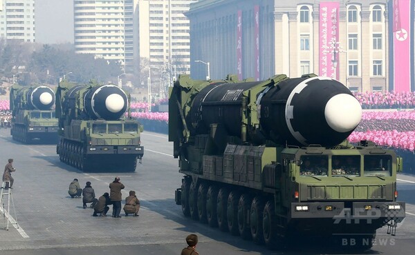 北朝鮮が軍事パレード実施、大陸間弾道ミサイルを4基披露