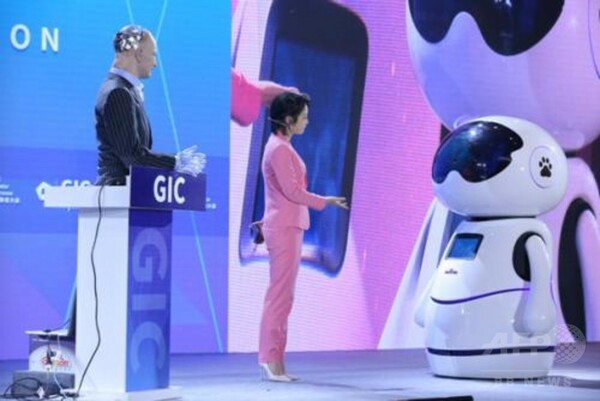 AI同士が「直接対決」　ロボットの未来について議論