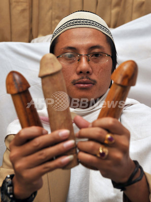 インドネシアの伝説のペニス呪術医療師、その魔術いまだ衰えず インドネシアの伝説のペニス呪術医療師、その魔術いまだ衰えず