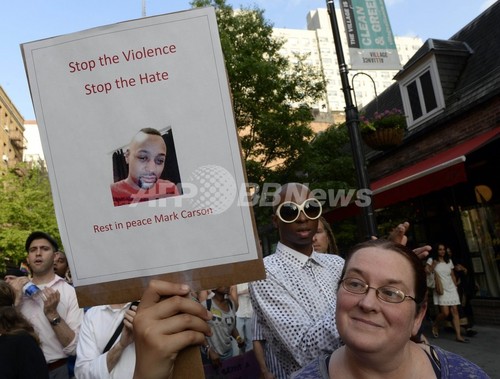 ニューヨークで同性愛者殺人に抗議、数千人がデモ ニューヨークで同性愛者殺人に抗議、数千人がデモ