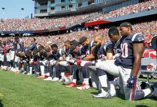 NFLの膝つき抗議に状況次第での「恩赦」を示唆、トランプ大統領 NFLの膝つき抗議に状況次第での「恩赦」を示唆、トランプ大統領