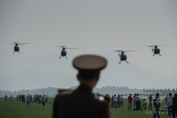 北朝鮮が初の公開航空ショー、米製のヘリコプターも登場