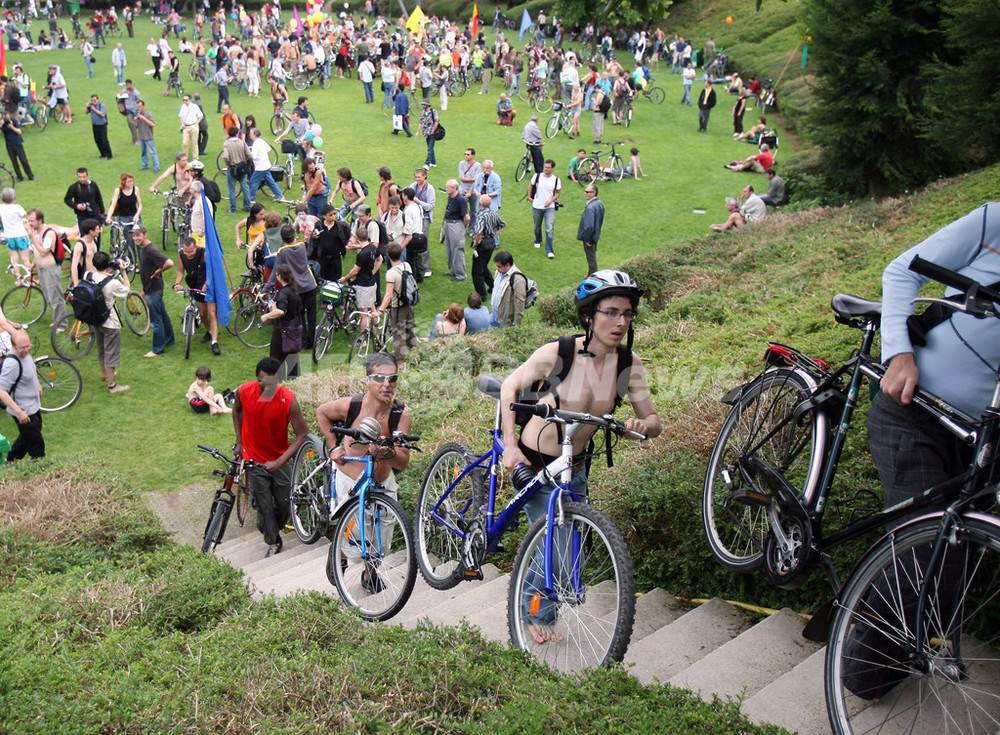 裸で自転車に乗り環境保護をアピール、「world Naked Bike Ride」開催 写真11枚 国際ニュース：afpbb News