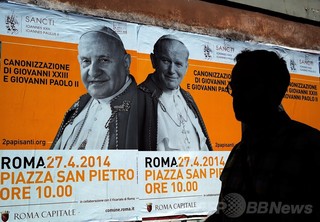 法王の巨大十字架が倒壊、下敷きの男性死亡 イタリア 法王の巨大十字架が倒壊、下敷きの男性死亡 イタリア
