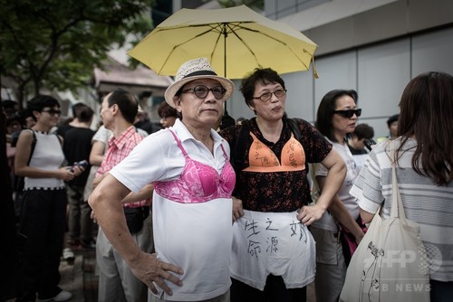 香港でブラジャーデモ、「胸で警官に暴行」実刑判決に抗議 香港でブラジャーデモ、「胸で警官に暴行」実刑判決に抗議