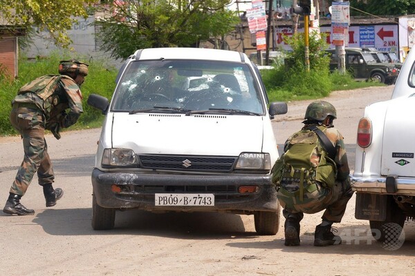 武装集団が警察署襲撃、10人死亡 インド