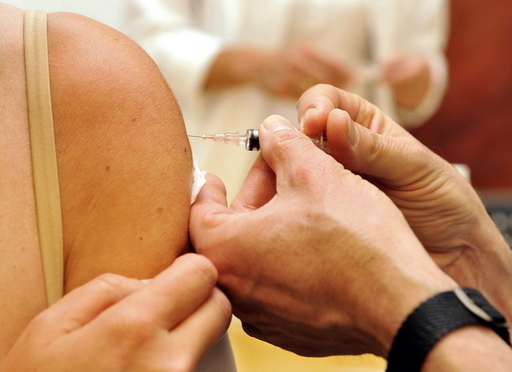 新型インフル、国内でのワクチン接種開始 医療従事者が対象