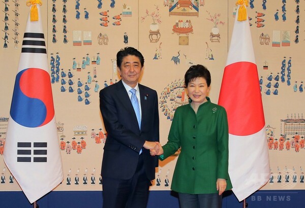 安倍首相と朴大統領が初会談、慰安婦問題の交渉加速で一致