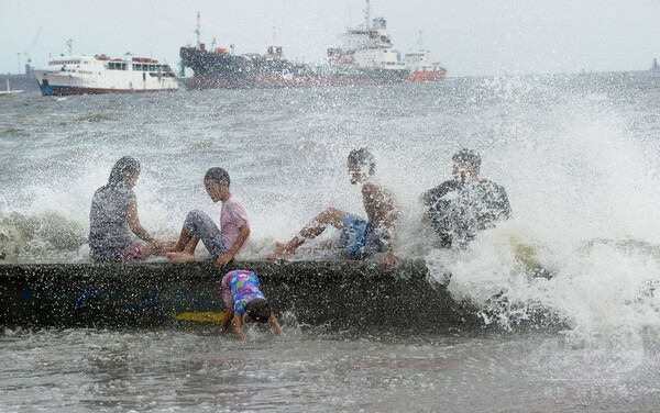 台風6号接近、波と戯れる住民も フィリピン