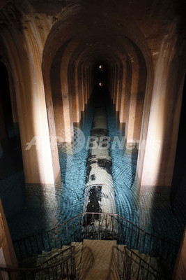 幻想的!仏パリ地下に広がる19世紀の貯水場、今も現役です 幻想的!仏パリ地下に広がる19世紀の貯水場、今も現役です