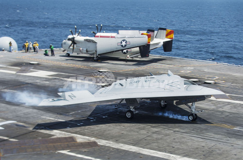 米無人機X47B、空母への着艦に成功 史上初 米無人機X47B、空母への着艦に成功 史上初