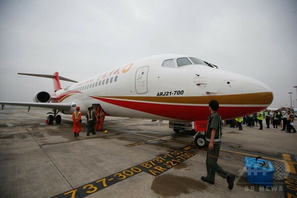 中国初の国産ジェット機、初飛行で上海に到着