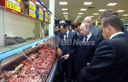 「ロシア最強の男」プーチン首相、スーパー電撃視察で値引き指示 「ロシア最強の男」プーチン首相、スーパー電撃視察で値引き指示