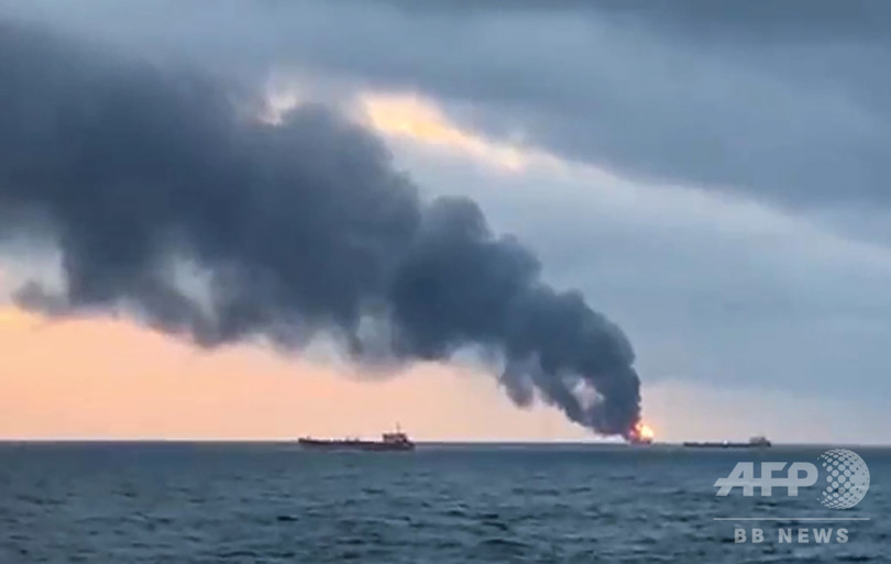 クリミア沖でガス輸送船が炎上、14人死亡 燃料移し替え中に火災 クリミア沖でガス輸送船が炎上、14人死亡 燃料移し替え中に火災