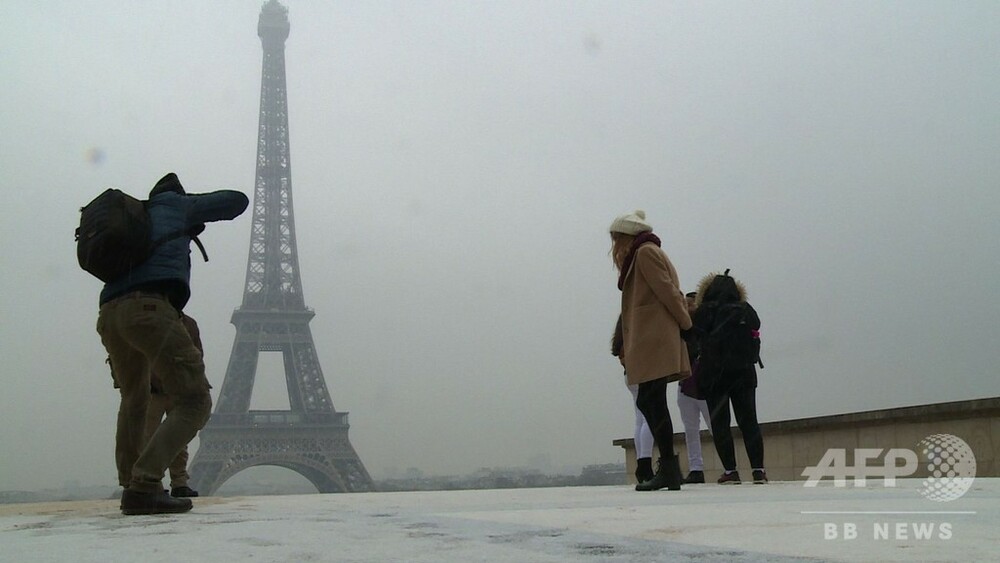 動画:パリで初雪、エッフェル塔閉鎖も雪景色楽しむ観光客たち