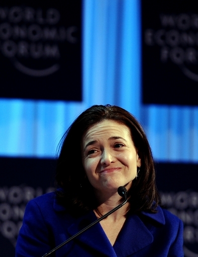 米フェイスブックに初の女性取締役、サンドバーグCOOが取締役就任