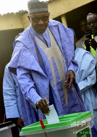 突然延期されたナイジェリア大統領選、1週間遅れで投票始まる