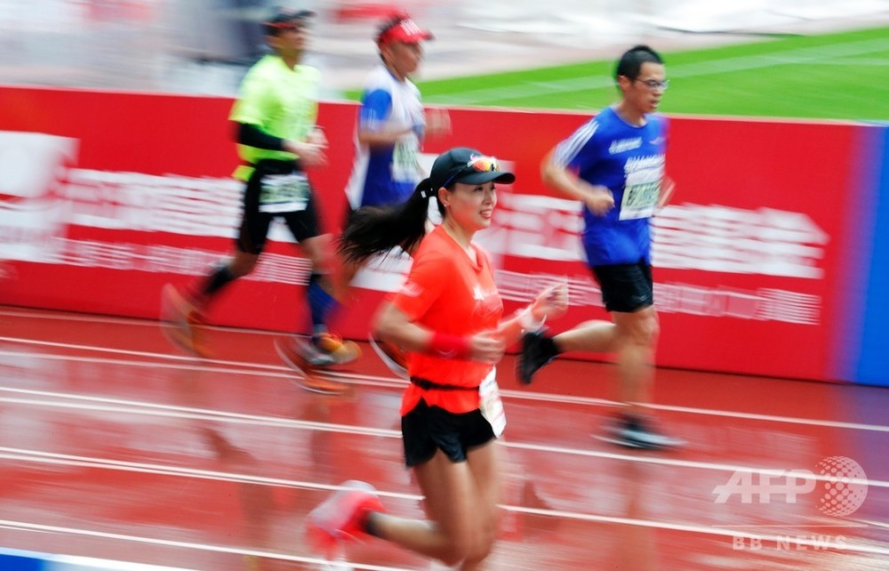 ラストスパートのマラソン選手に国旗手渡そうとコース乱入 蘇州