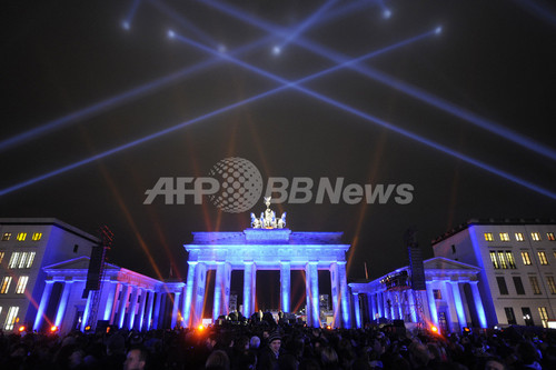 U2、ベルリンで「壁崩壊20年周年記念」の野外無料ライブ U2、ベルリンで「壁崩壊20年周年記念」の野外無料ライブ