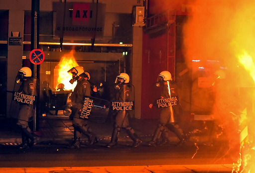 抗議デモが暴動に発展、200人以上を拘束 ギリシャ・アテネ