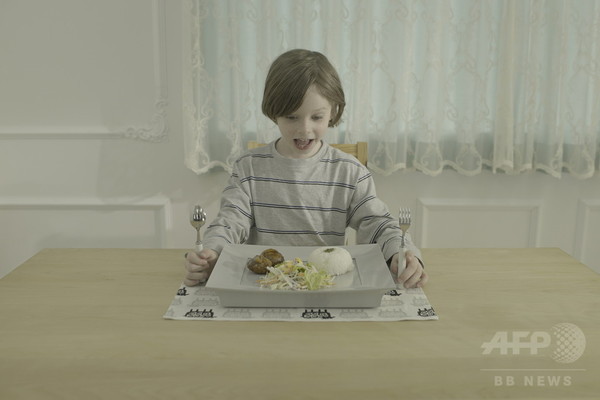 世界初、スマホ連動の食事皿「プレイティ」発表